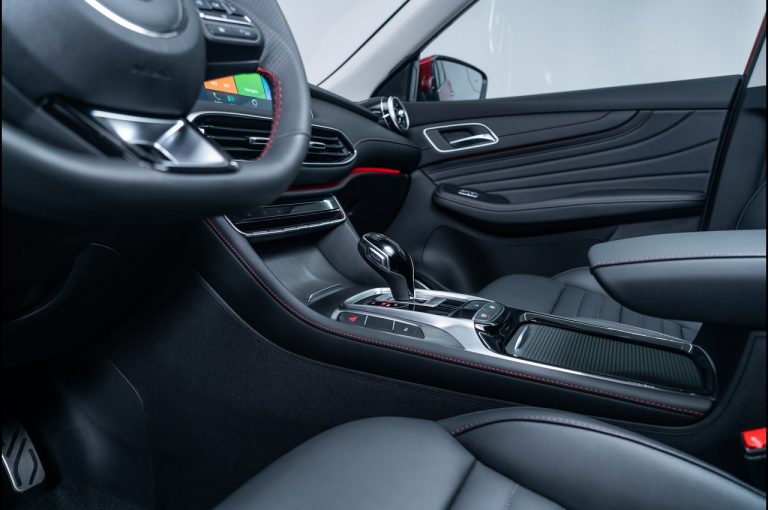 MG EHS Plug-in Hybrid 2021: immagini ufficiali