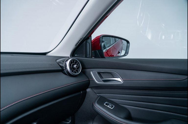 MG EHS Plug-in Hybrid 2021: immagini ufficiali