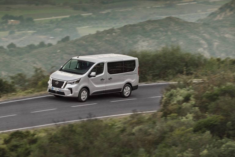 Nissan NV300 BUS 2021: immagini ufficiali