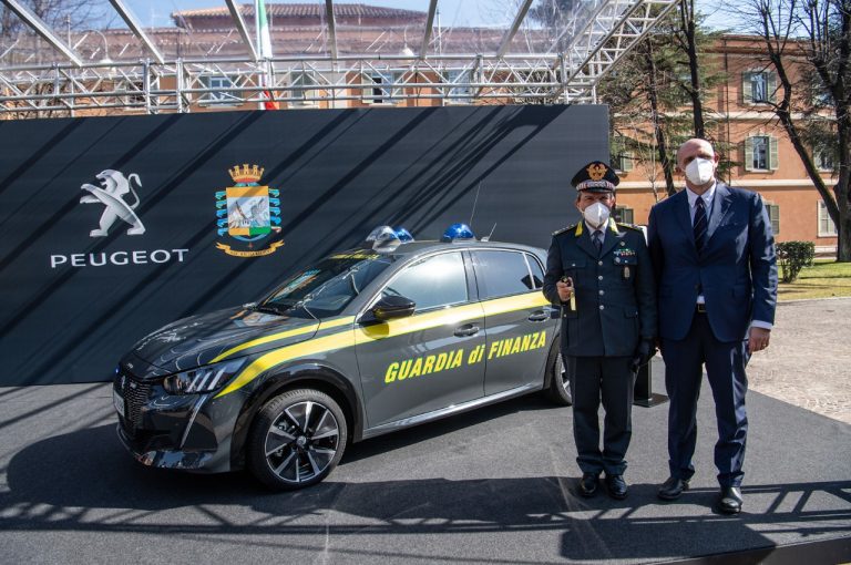 Peugeot e-208 consegnata alla Guardia di Finanza: immagini ufficiali