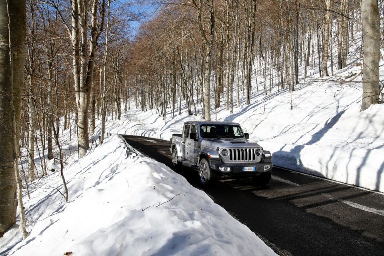 Jeep Gladiator Overland 2021: immagini ufficiali