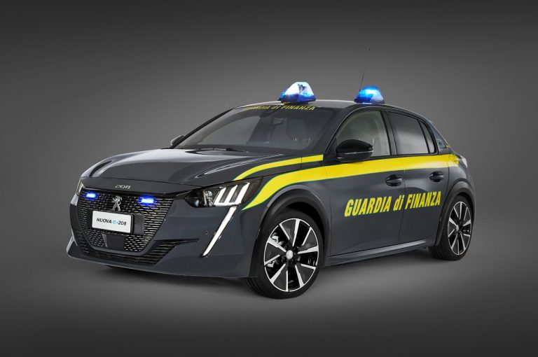 Peugeot e-208 consegnata alla Guardia di Finanza: immagini ufficiali