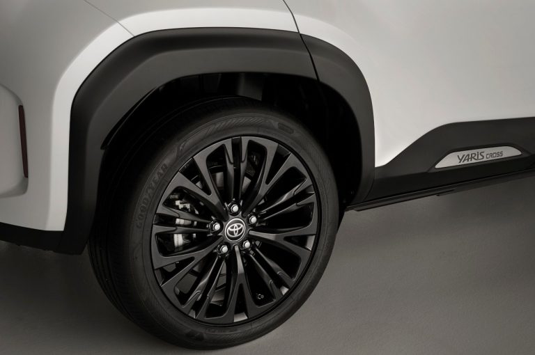 Toyota Yaris Cross Adventure e Yaris Cross Premiere Edition 2021: immagini ufficiali