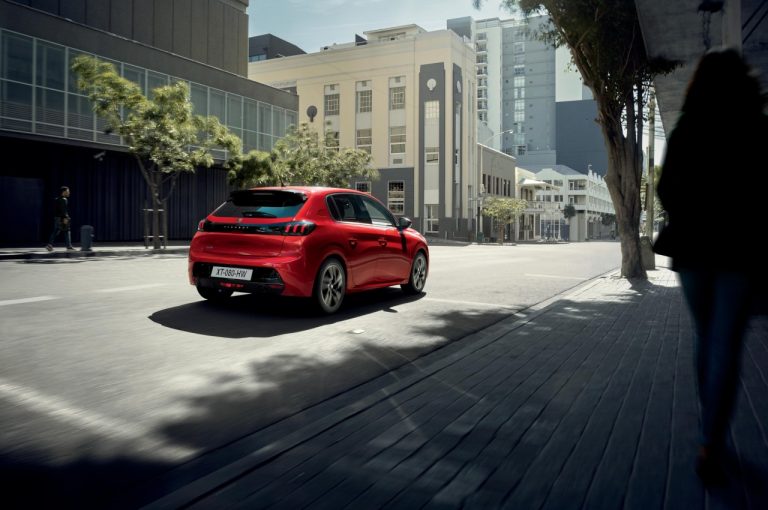 Peugeot 208 PureTech Allure e Allure Pack 2021: immagini ufficiali