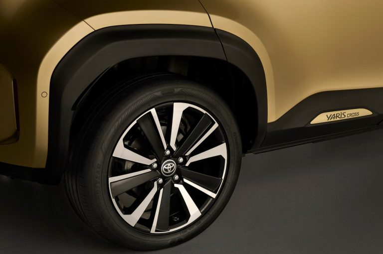 Toyota Yaris Cross Adventure e Yaris Cross Premiere Edition 2021: immagini ufficiali