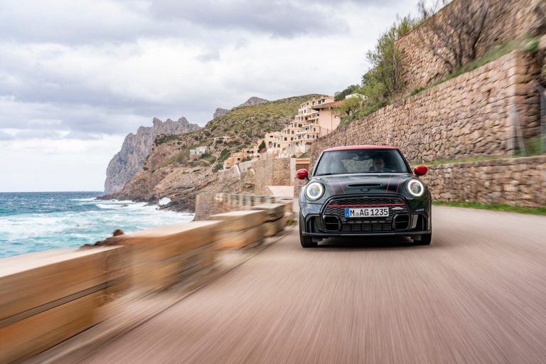 Mini John Cooper Works e Mini John Cooper Works Cabrio 2021: immagini ufficiali