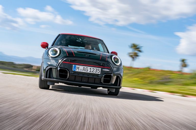 Mini John Cooper Works e Mini John Cooper Works Cabrio 2021: immagini ufficiali