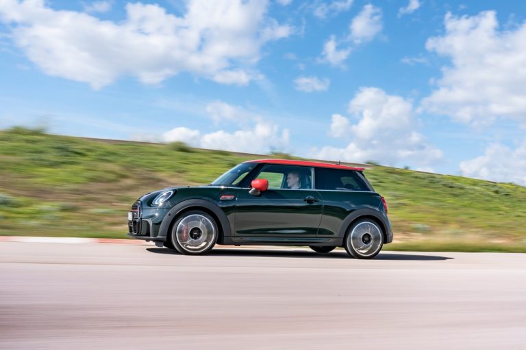Mini John Cooper Works e Mini John Cooper Works Cabrio 2021: immagini ufficiali
