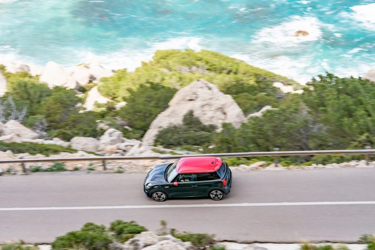 Mini John Cooper Works e Mini John Cooper Works Cabrio 2021: immagini ufficiali