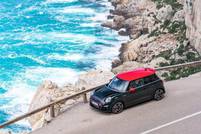 Mini John Cooper Works e Mini John Cooper Works Cabrio 2021: immagini ufficiali
