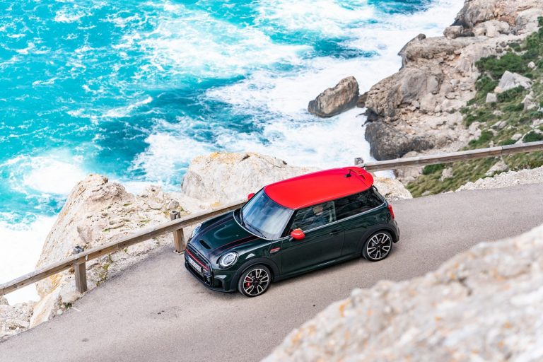 Mini John Cooper Works e Mini John Cooper Works Cabrio 2021: immagini ufficiali