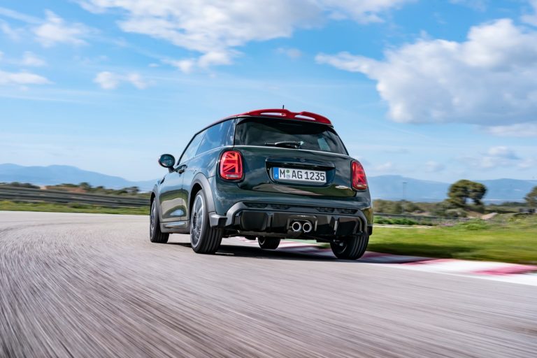 Mini John Cooper Works e Mini John Cooper Works Cabrio 2021: immagini ufficiali