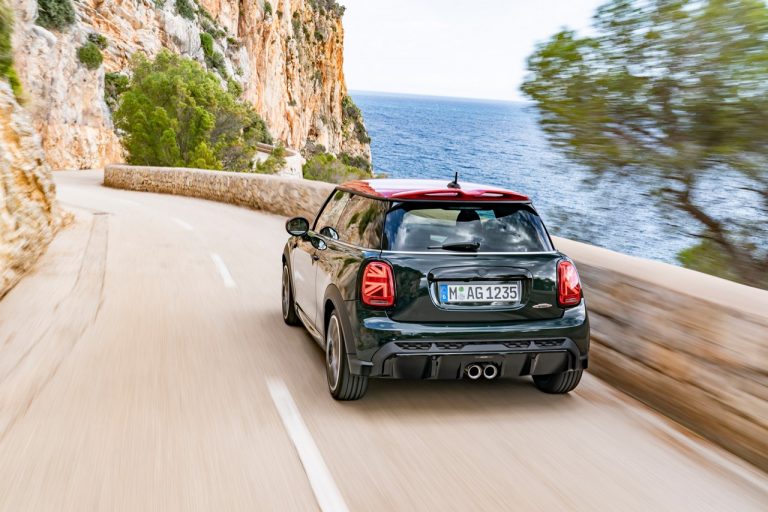 Mini John Cooper Works e Mini John Cooper Works Cabrio 2021: immagini ufficiali