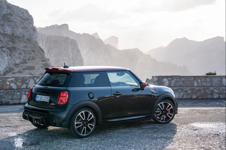 Mini John Cooper Works e Mini John Cooper Works Cabrio 2021: immagini ufficiali