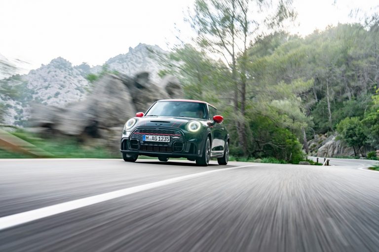 Mini John Cooper Works e Mini John Cooper Works Cabrio 2021: immagini ufficiali