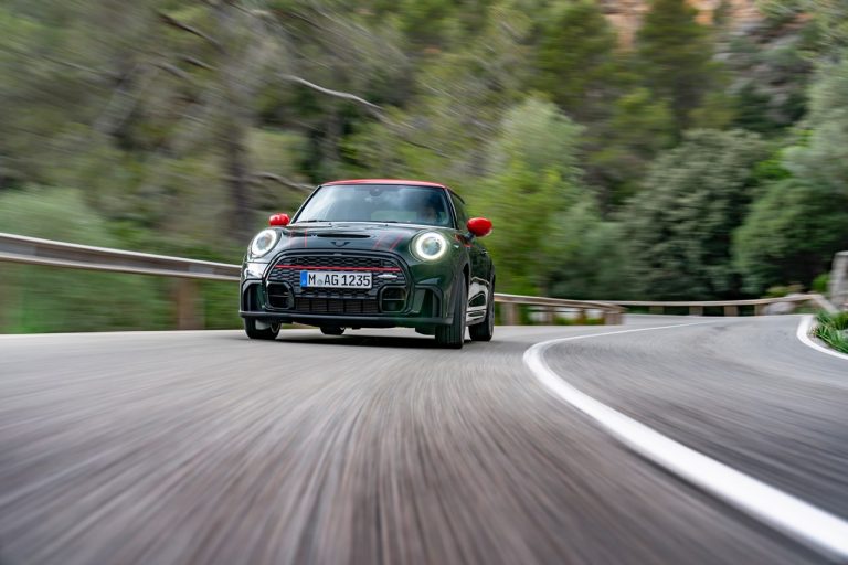 Mini John Cooper Works e Mini John Cooper Works Cabrio 2021: immagini ufficiali