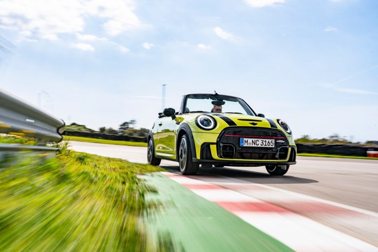 Mini John Cooper Works e Mini John Cooper Works Cabrio 2021: immagini ufficiali