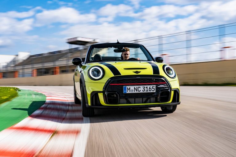 Mini John Cooper Works e Mini John Cooper Works Cabrio 2021: immagini ufficiali
