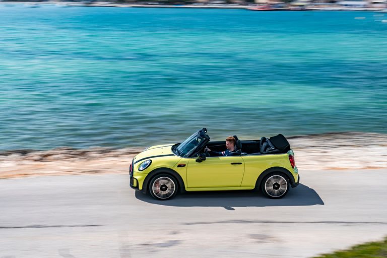 Mini John Cooper Works e Mini John Cooper Works Cabrio 2021: immagini ufficiali