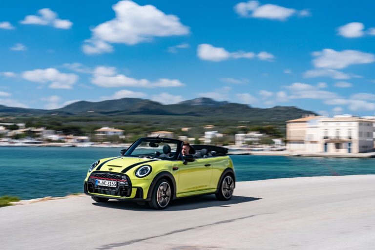Mini John Cooper Works e Mini John Cooper Works Cabrio 2021: immagini ufficiali