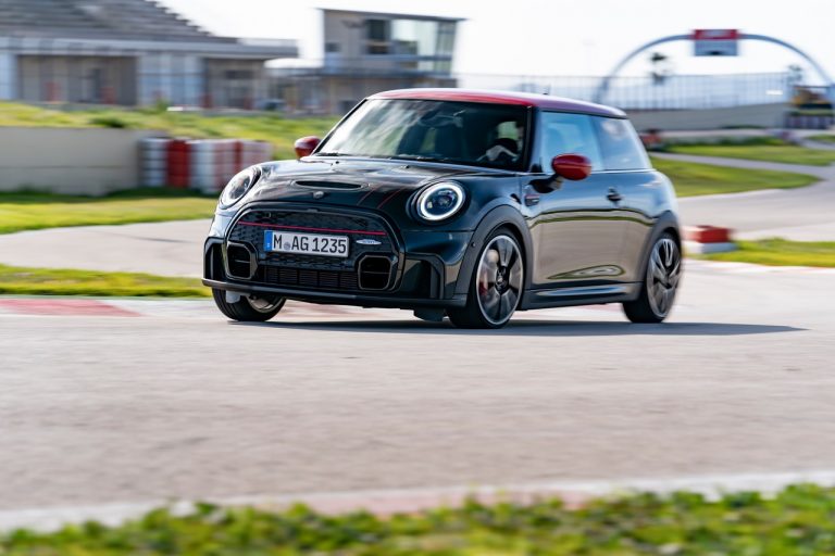 Mini John Cooper Works e Mini John Cooper Works Cabrio 2021: immagini ufficiali