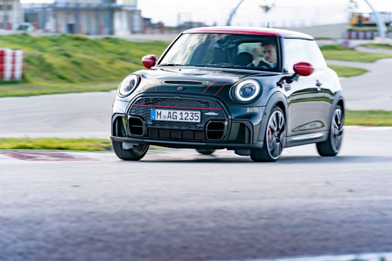 Mini John Cooper Works e Mini John Cooper Works Cabrio 2021: immagini ufficiali