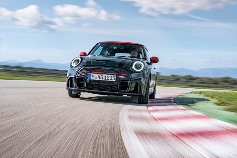 Mini John Cooper Works e Mini John Cooper Works Cabrio 2021: immagini ufficiali