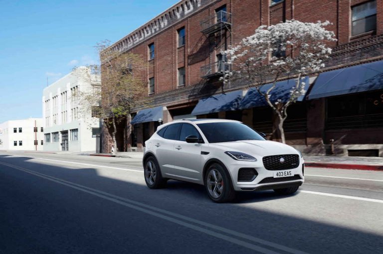 Jaguar E-Pace R Dynamic Black Edition 2021: immagini ufficiali