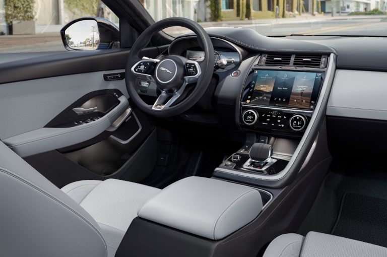 Jaguar E-Pace R Dynamic Black Edition 2021: immagini ufficiali