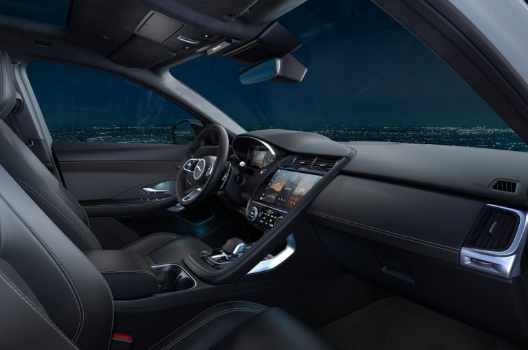 Jaguar E-Pace R Dynamic Black Edition 2021: immagini ufficiali