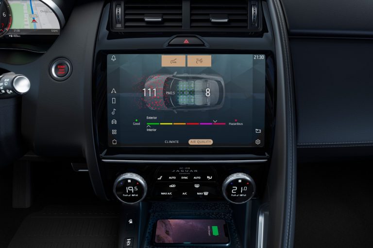 Jaguar E-Pace R Dynamic Black Edition 2021: immagini ufficiali