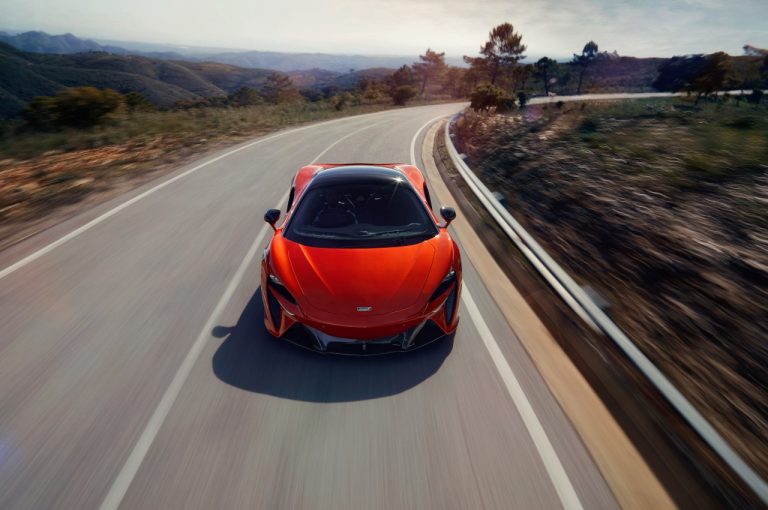 McLaren Artura 2021: immagini ufficiali