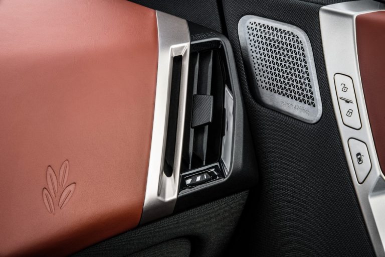 Bmw iX 2021: immagini ufficiali