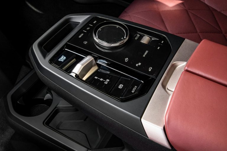 Bmw iX 2021: immagini ufficiali