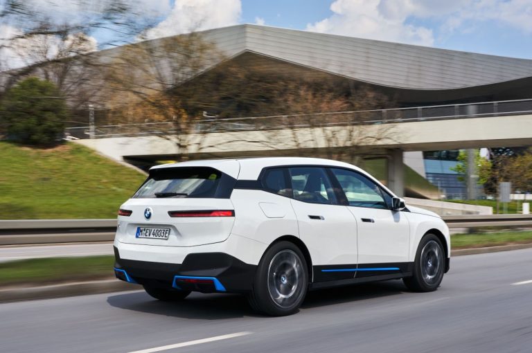 Bmw iX 2021: immagini ufficiali