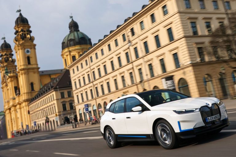 Bmw iX 2021: immagini ufficiali