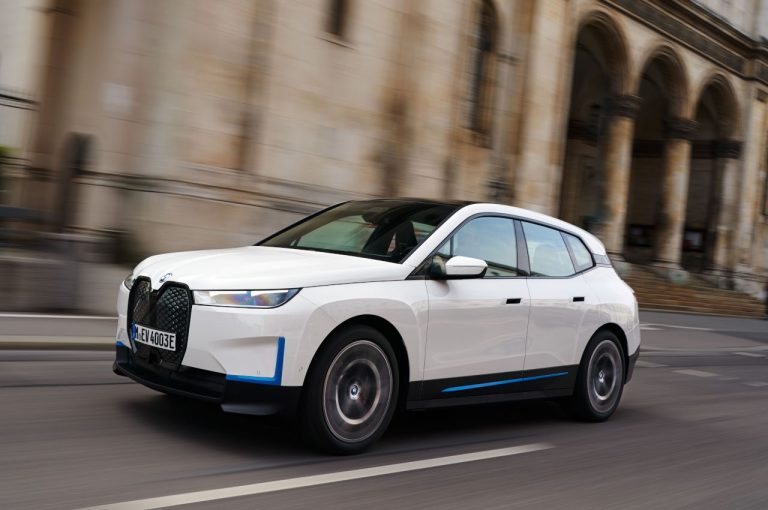 Bmw iX 2021: immagini ufficiali