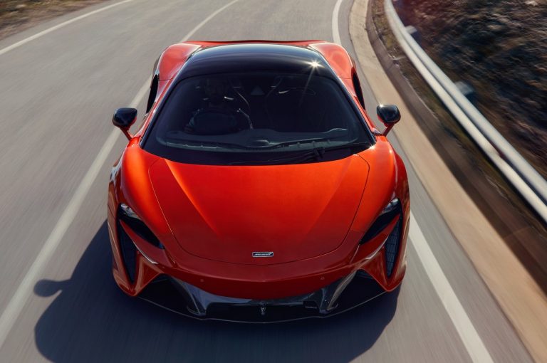 McLaren Artura 2021: immagini ufficiali
