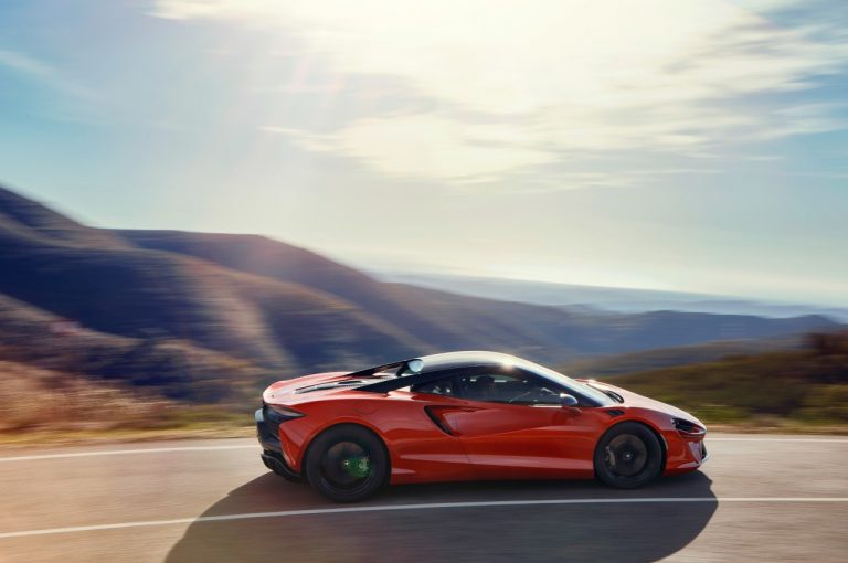 McLaren Artura 2021: immagini ufficiali