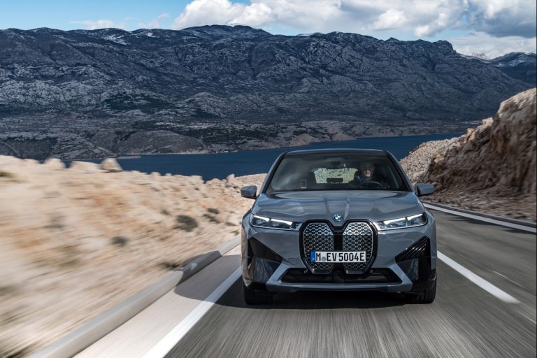 Bmw iX 2021: immagini ufficiali
