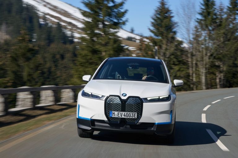Bmw iX 2021: immagini ufficiali