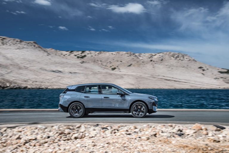 Bmw iX 2021: immagini ufficiali