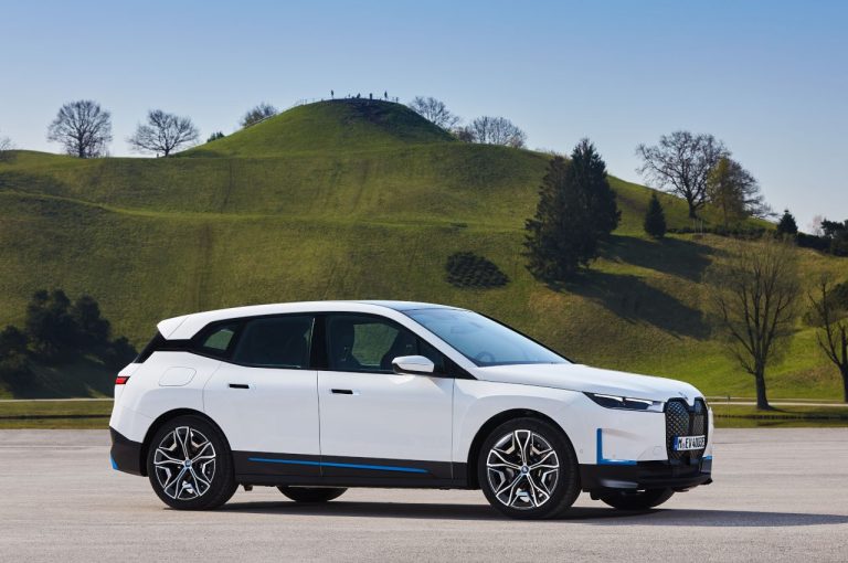 Bmw iX 2021: immagini ufficiali