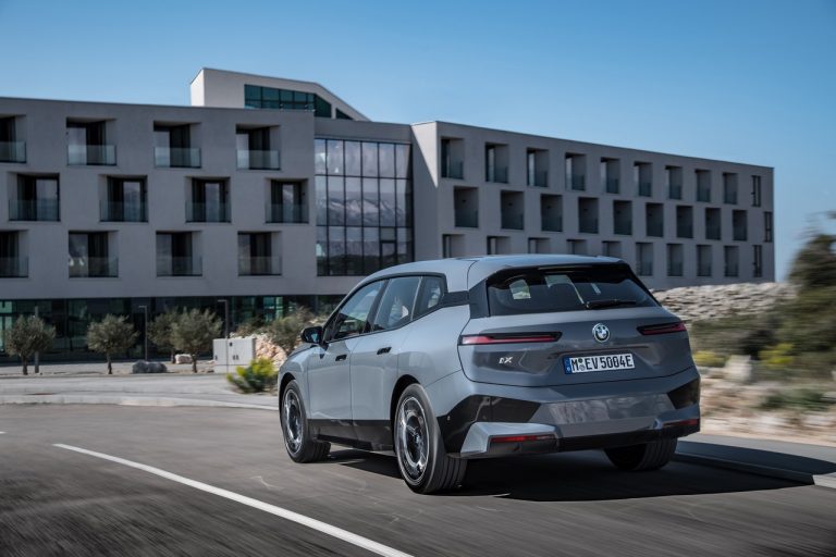 Bmw iX 2021: immagini ufficiali
