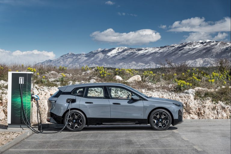 Bmw iX 2021: immagini ufficiali