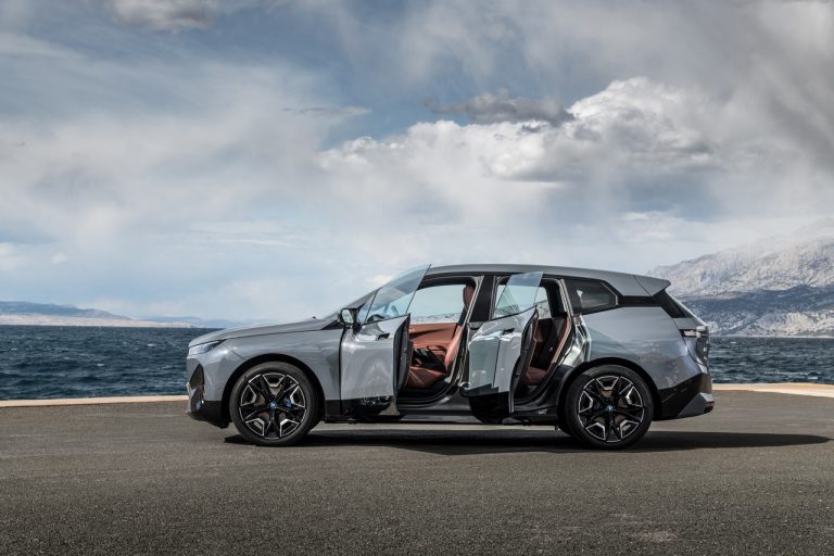 Bmw iX 2021: immagini ufficiali