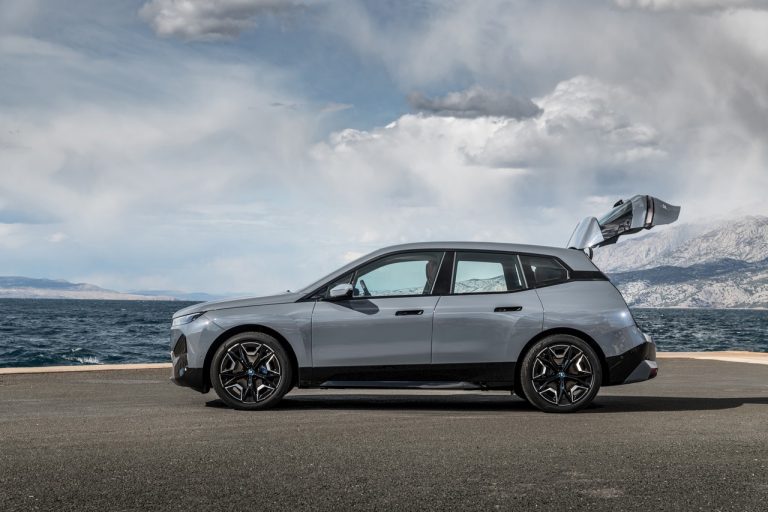 Bmw iX 2021: immagini ufficiali
