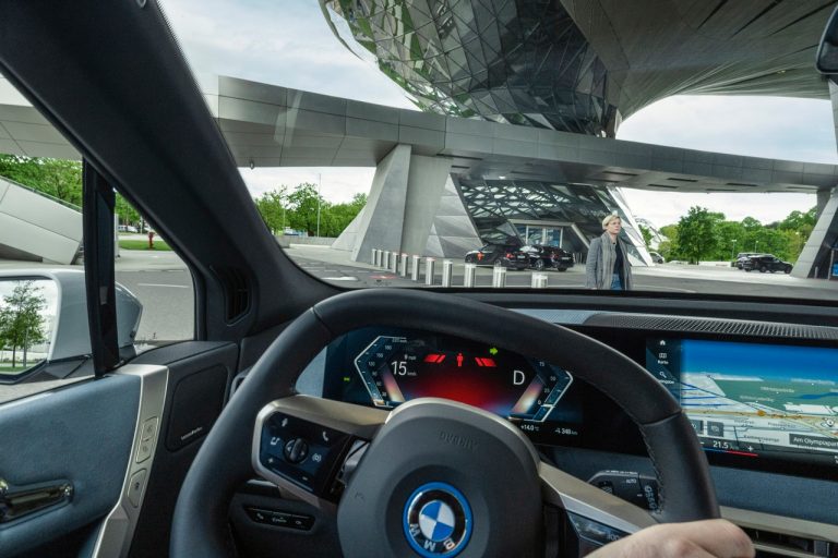 Bmw iX 2021: immagini ufficiali
