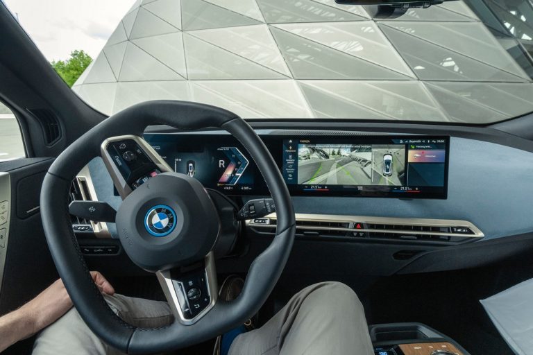 Bmw iX 2021: immagini ufficiali