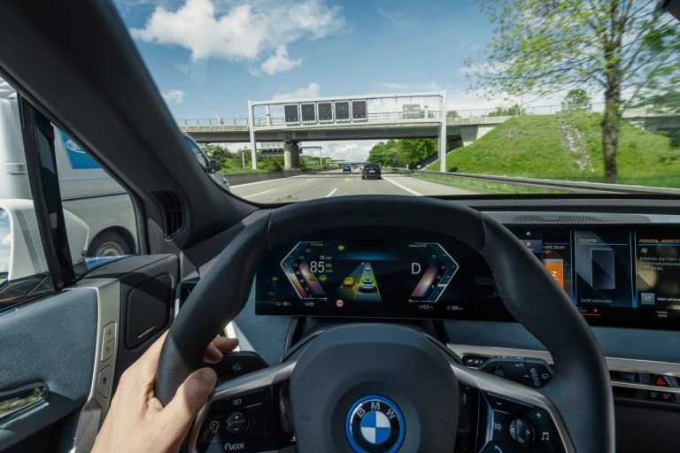 Bmw iX 2021: immagini ufficiali